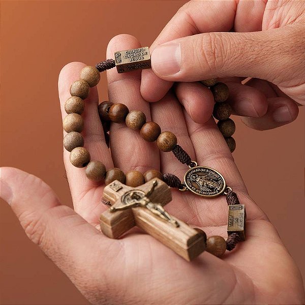 Terço de Madeira Imbuia com Cordão 10mm – Com Mistérios