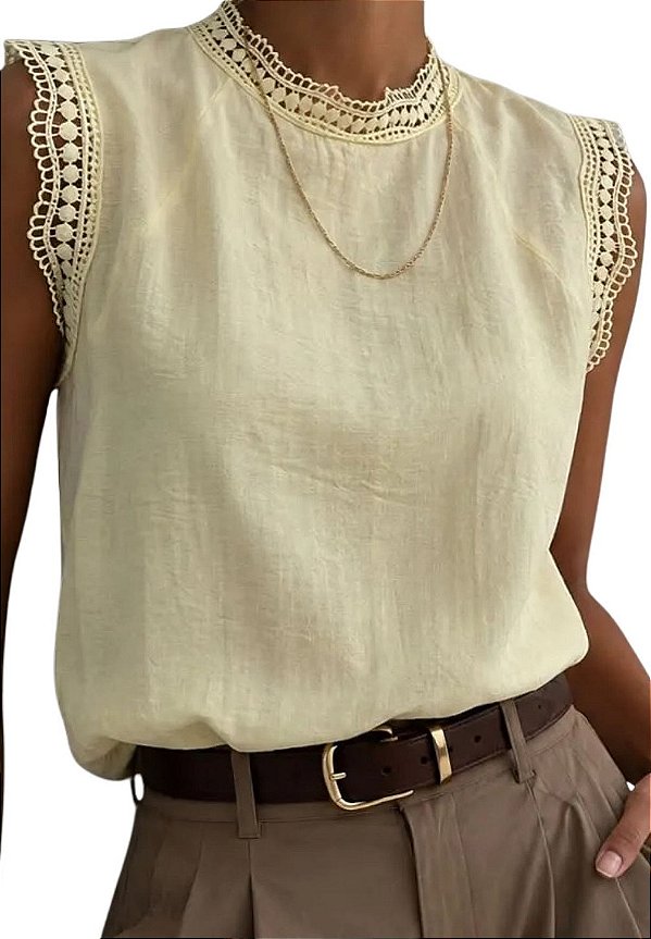 Blusa detalhe em renda nas mangas e gola
