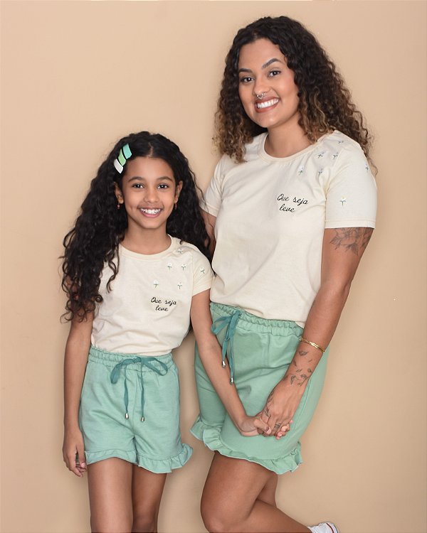 Conjunto verão Mãe e Filha Camiseta Bordada 'Seja leve' e Shorts com babados - Tamanhos 2 ao GG