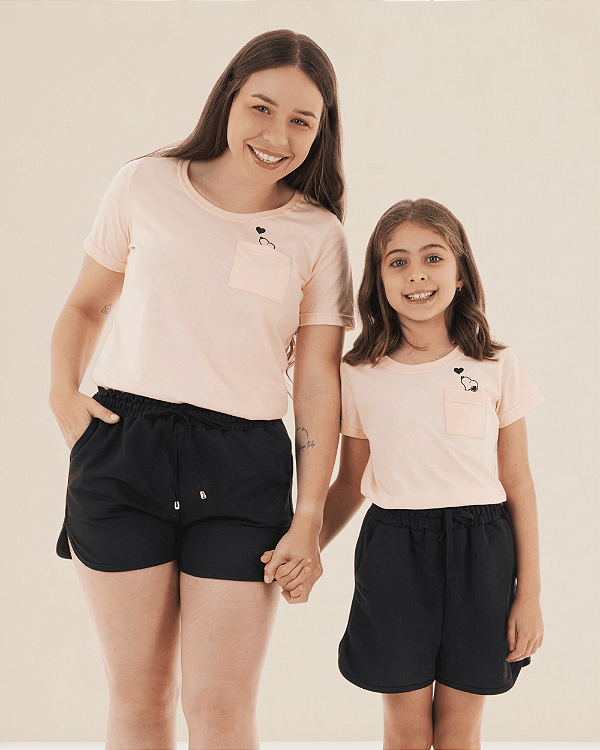 Conjunto verão Mãe e Filha Camiseta salmão claro Snoopy e shorts preto - Tamanhos 2 ao GG