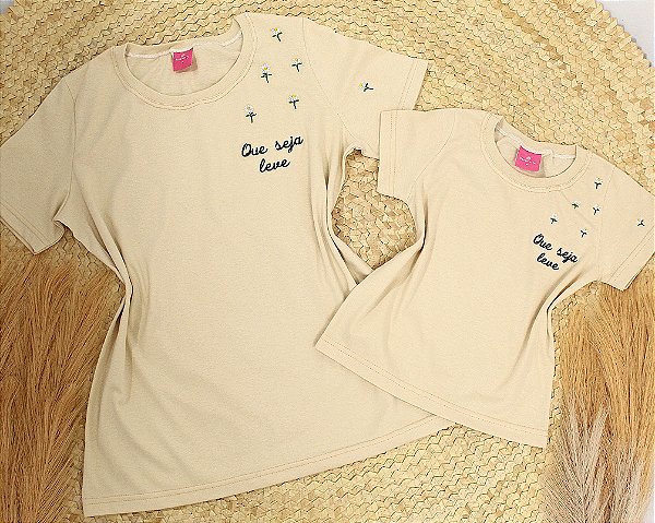 Kit Mãe e Filha Camiseta Bege Bordada Que Seja Leve - Tamanhos 2 ao G3