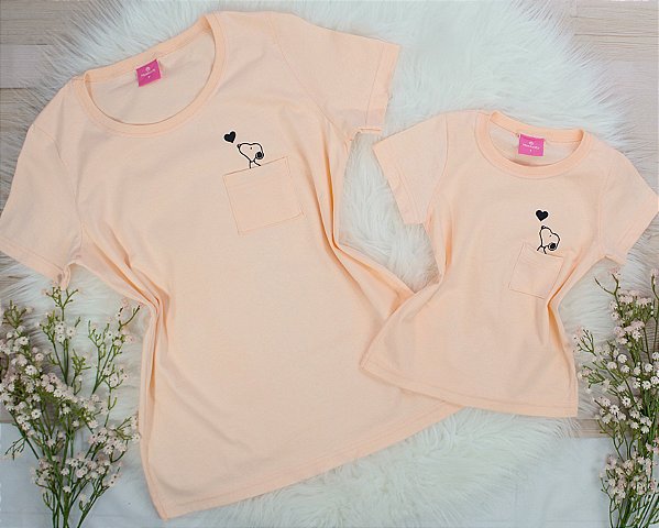 Kit Camiseta Mãe e Filha Salmão Snoopy com Coração  – Tamanhos 2 ao G3