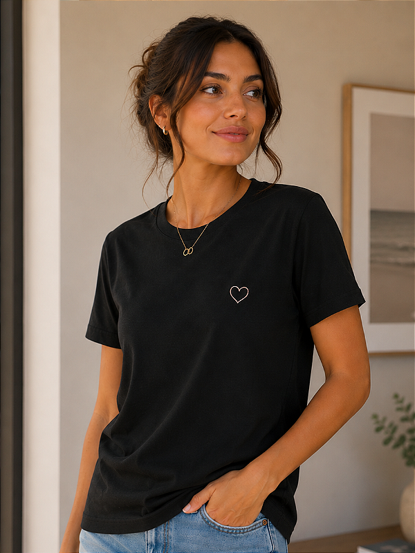Camiseta Feminina Preta com Bordado de Coração Rosê