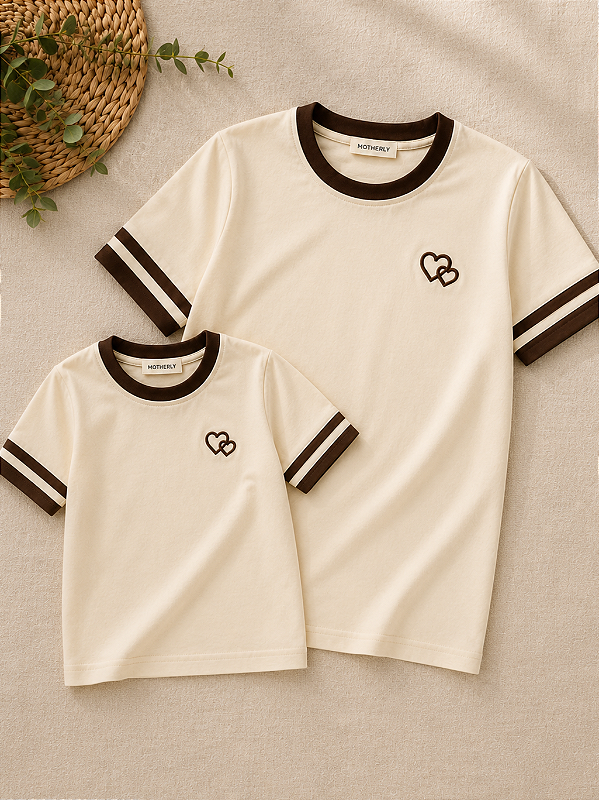 Kit Camiseta Mãe e Filha Off White com Detalhes Marrom e Coração Bordado 100% Algodão
