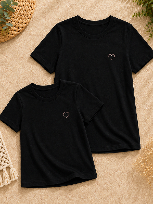 Kit Camiseta Mãe e Filha Preta com Coração Rosê 100% Algodão