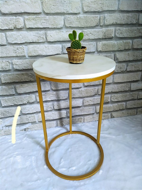 MESA LATERAL REDONDA DOURADA TAMPO BRANCO MARMORIZADO MODELO KIRA