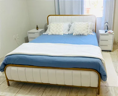Cama de Ferro Dourada com Cabeceira Estofada King 1,86x1,98