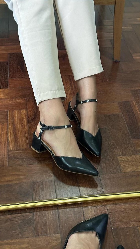 FLAT BROOKS PRETO COM DETALHE STRASS
