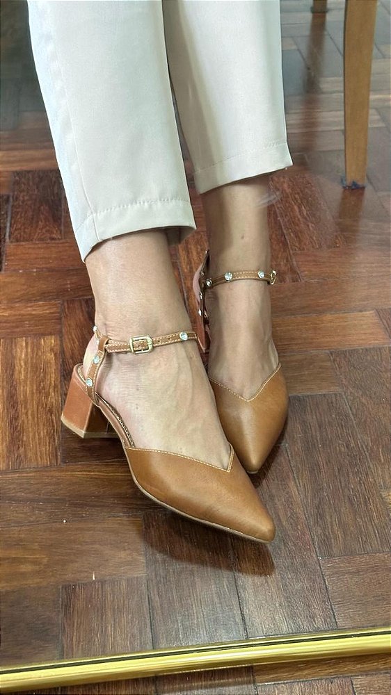 FLAT BROOKS CARAMELO COM DETALHE STRASS
