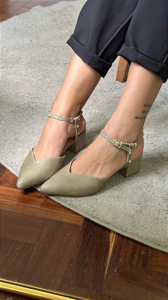 FLAT BROOKS ERVA DOCE COM DETALHE STRASS
