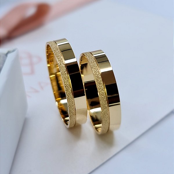 PAR DE ALIANÇAS EM OURO 18 ÍRIS- 3MM - DIAMANTADA