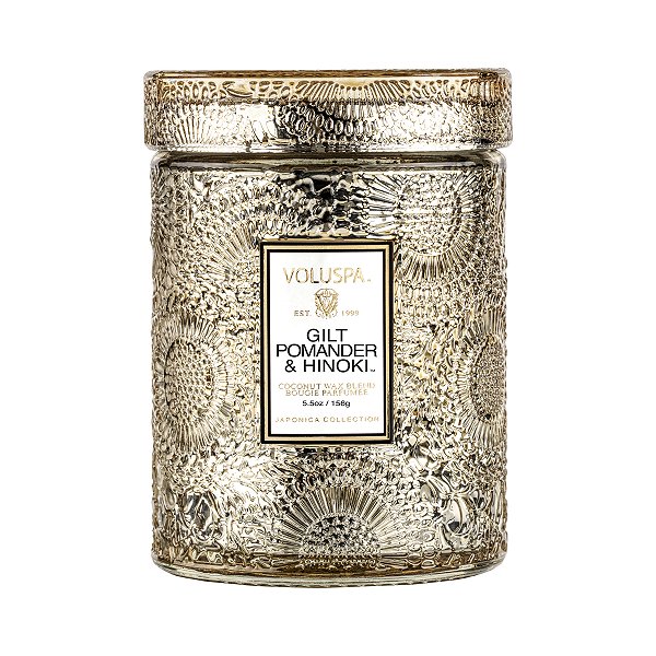 Mini Vela Voluspa Pote Vidro 50h Relevo Gilt Pomander e Hinoki