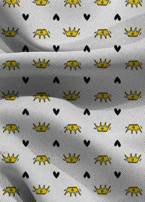 Tecido Blackout Estampa Digital  Coroa Amarelo Coração Preto  1,35m de Largura