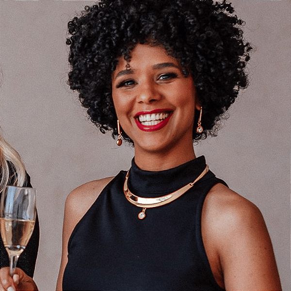 Gargantilha estruturada com pingente strass