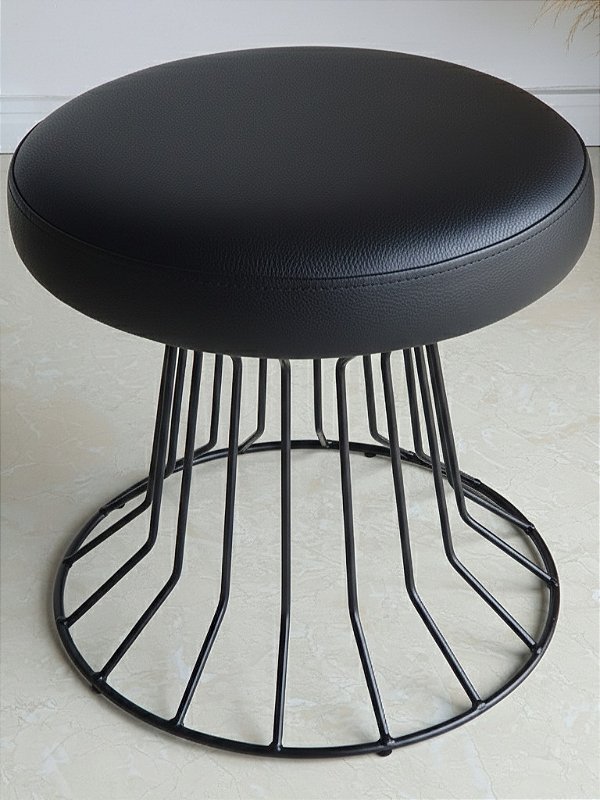 Pufe SINGAPURA All in Black Couro Legítimo Preto Base Aço Preto Fosco Fabiano Adam