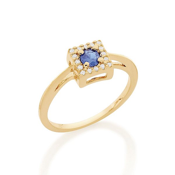 Anel Rommanel Com Parte Superior Quadrada, Cravejada Por 16 Zircônias De 1,0 Mm Com 1 Zircônia De 4,0 Mm Ao Centro(Joia
