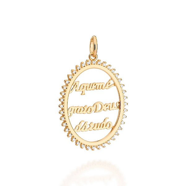 Pingente Oval Cravejado Por 40 Zircônias De 1,0 Mm, Com Frase A Quem É Grato Deus Dá Tudo Ao Centro,Med 3,9 Cm X 2,5 Cm