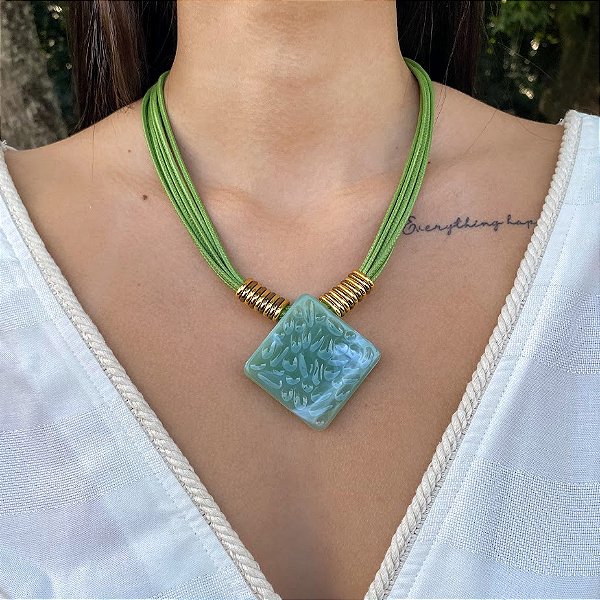 Colar Green mais Pingente em Resina
