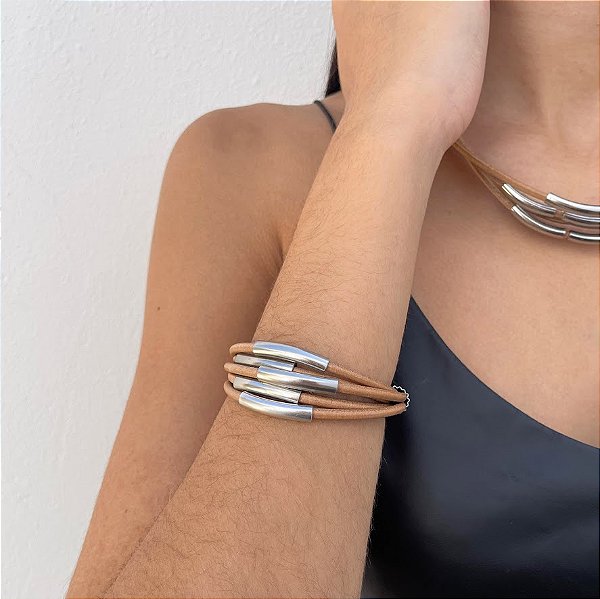Pulseira Arco em Couro com Entremeios Prateados