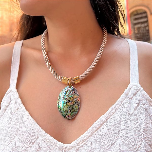 Maxi Colar Nude com Pingente Abalone Oval