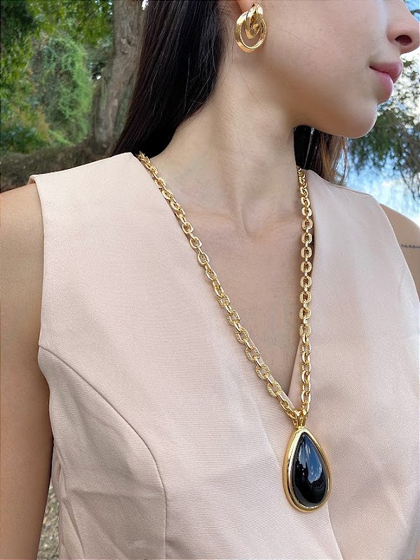 Colar Longo Banhado com Pingente Preto Gota em Resina