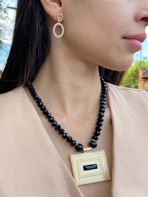 Colar Black em Cristais com Medalha Retangular