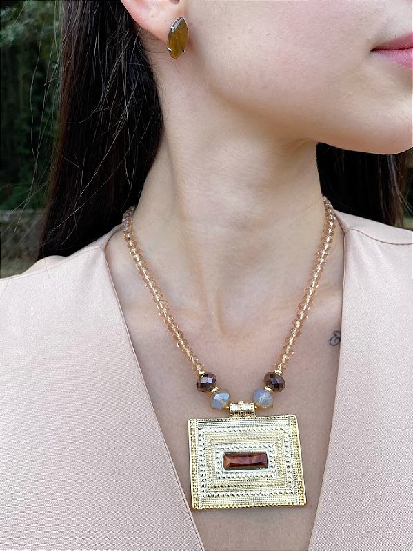 Colar em Cristais de Tons Terrosos e Medalha Retangular