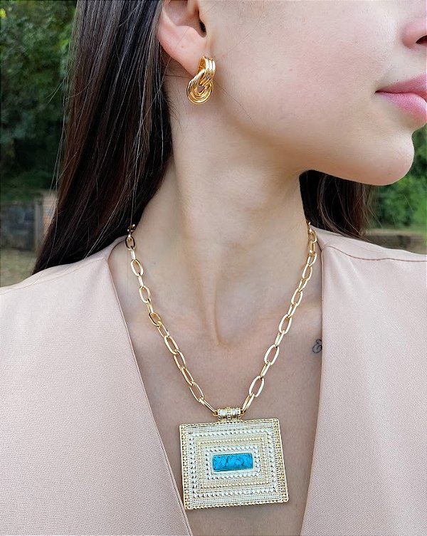 Colar Curto Banhado com Medalha Retangular