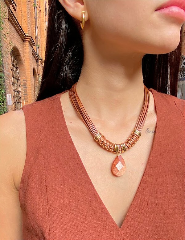 Colar Marrom com Gota em Gold Stone