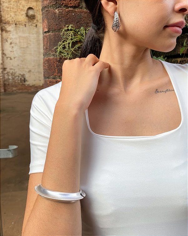 Bracelete Delicado na Cor Prata com Detalhe Escovado