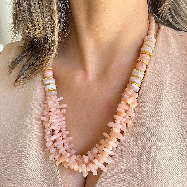 Maxi Colar com Cascalho em Resina Rosa