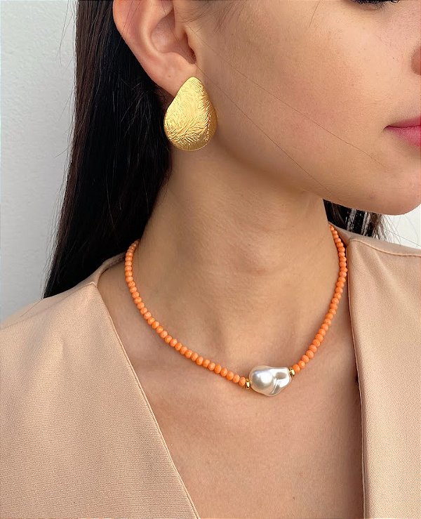 Colar Curto em Cristais Laranja e Pérola Central Estilo Boho