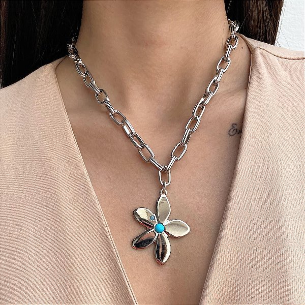 Colar Flor em Alumínio na Cor Prata e Detalhe em Resina