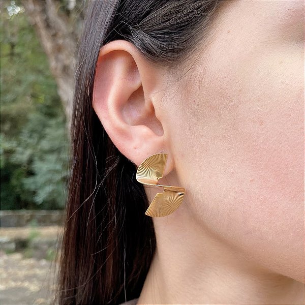 Brinco Banhado Contemporâneo com Curvas