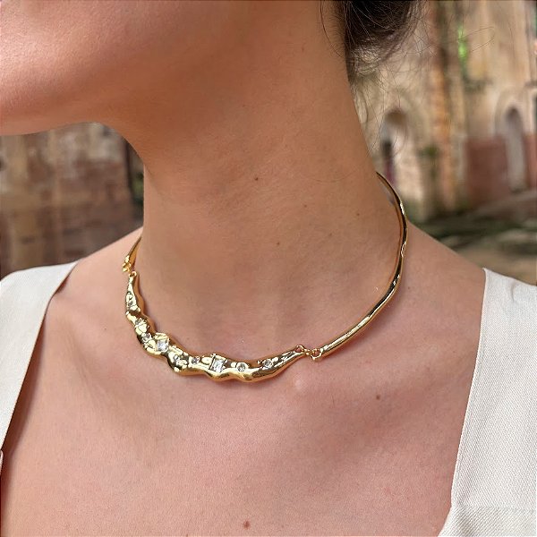 Colar Arco Cromado com Detalhes Geométricos em Strass