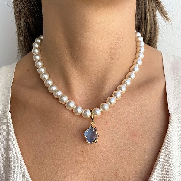 Colar Elegante com Pérolas em Vidro e Pingente Azul