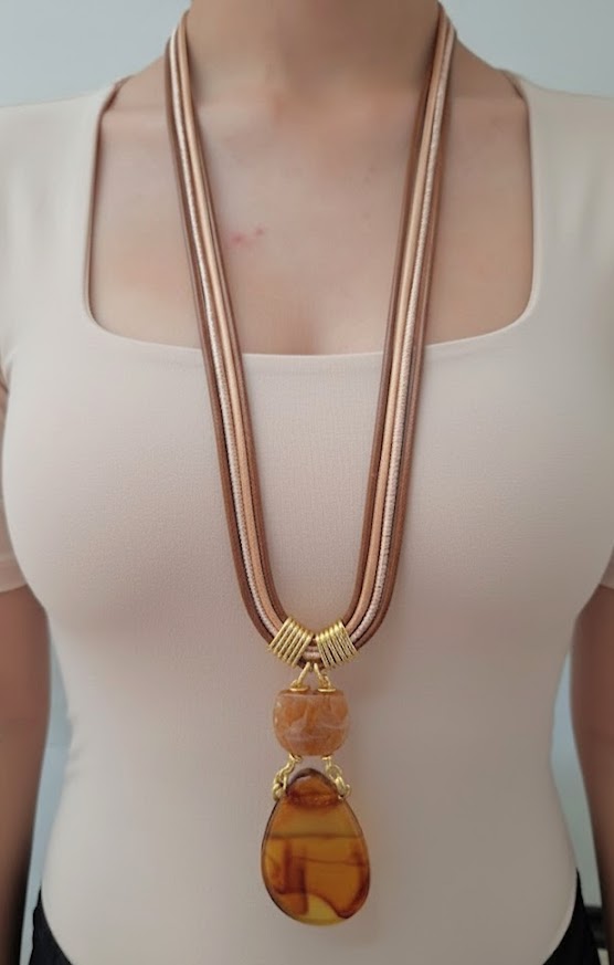 Colar Longo Marrom com Fio Metalizado