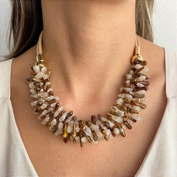 Colar Nude com Cascalho Marrom em Resina