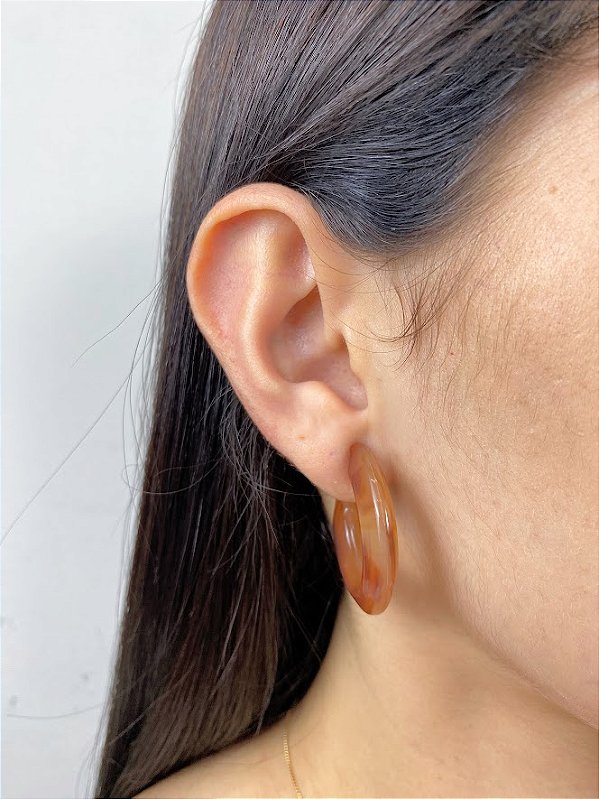 Brinco Argola Marrom em Resina Mesclada