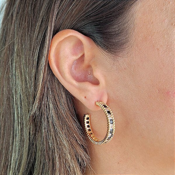 Argola Banhada com Zircônias Pretas e Brancas