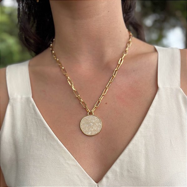 Colar Curto Banhado com Medalha Mesclada