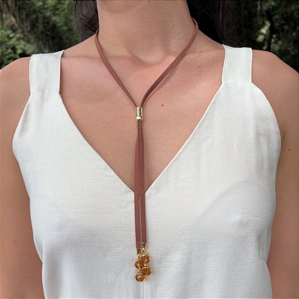 Colar Gravata em Couro Camurça Marrom