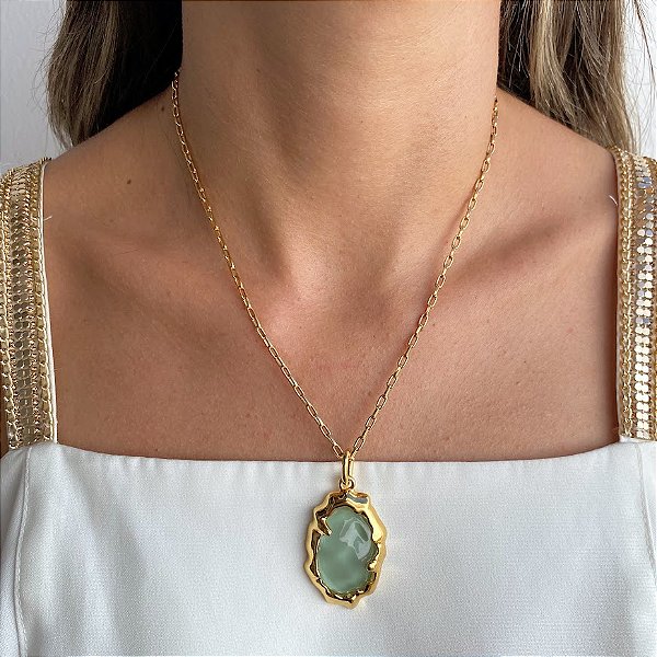 Colar Banhado e Pingente Assimétrico em Resina Verde