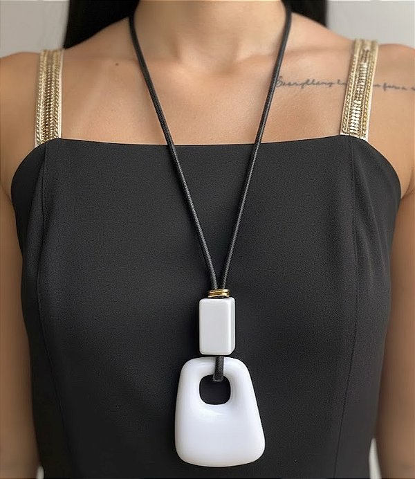 Colar Preto e Branco Resina Longo