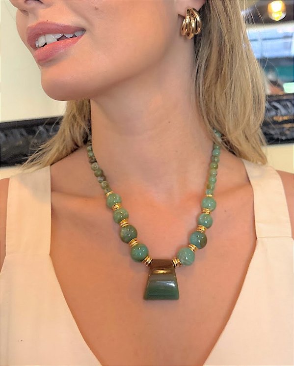 Colar Curto em Resina Verde Mesclada