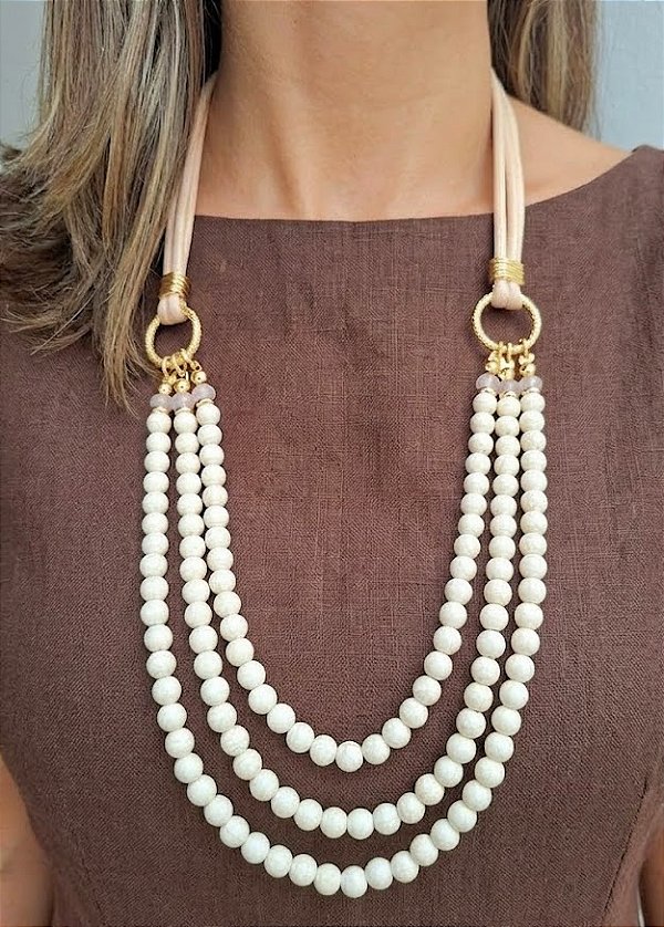 Colar Longo e Resinas Nude