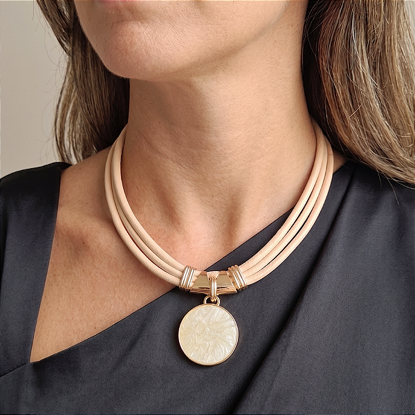 Colar Curto Nude Medalha Mesclada
