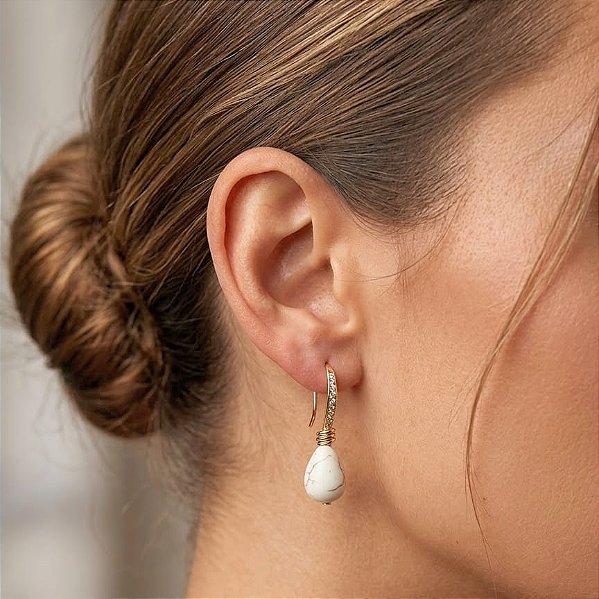 Brinco Gancho Zircônia e Howlita Branca