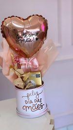 Box com arranjo de flores artificiais e chocolate - Código 0373