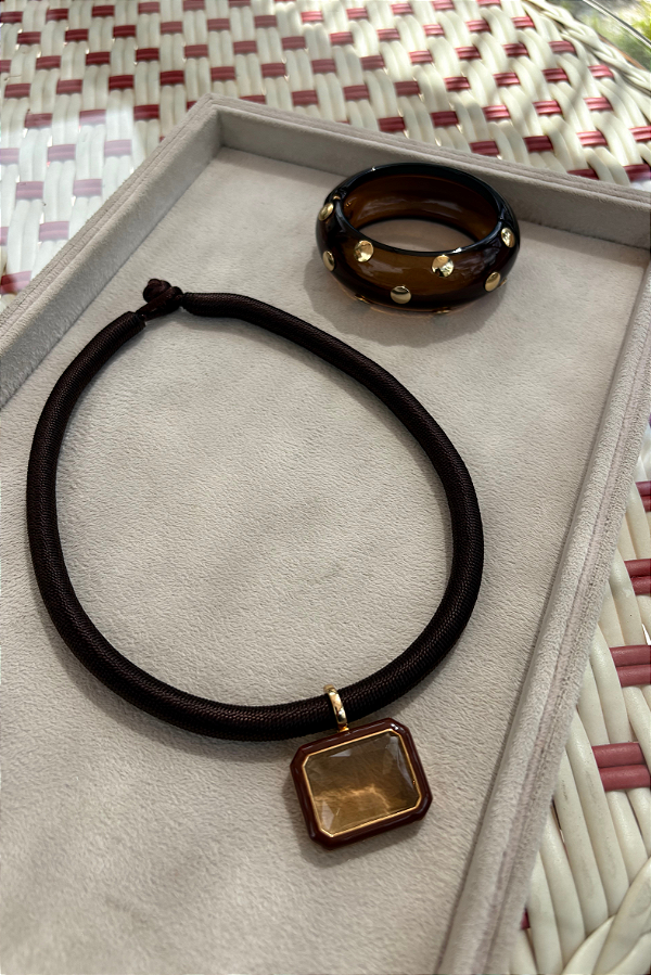 Composição com Cordão Marrom